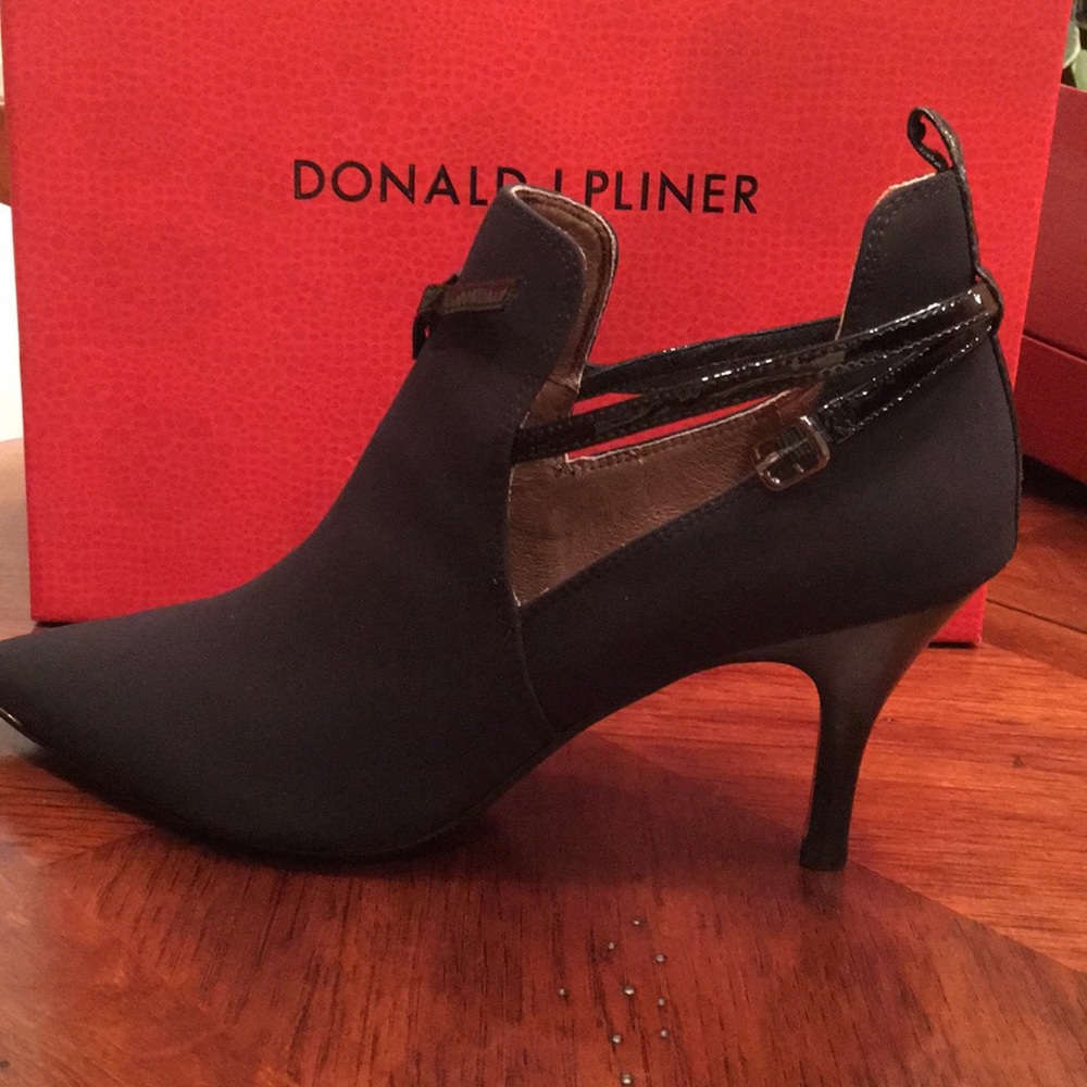 Donald Pliner Tali2 booties. Crepe elastic